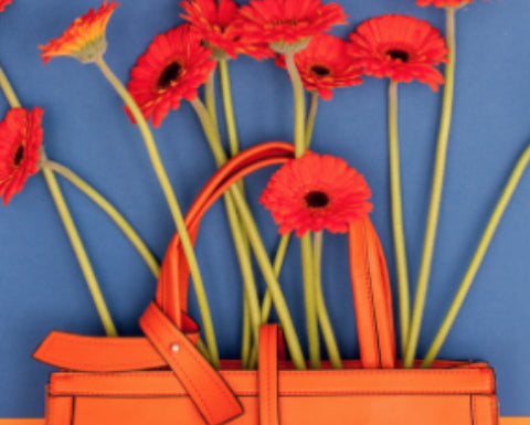 STILE.IT · UMWELTFREUNDLICHE TASCHEN, GREEN STYLE WIRD AUF DER UMHÄNGETASCHE GETRAGEN