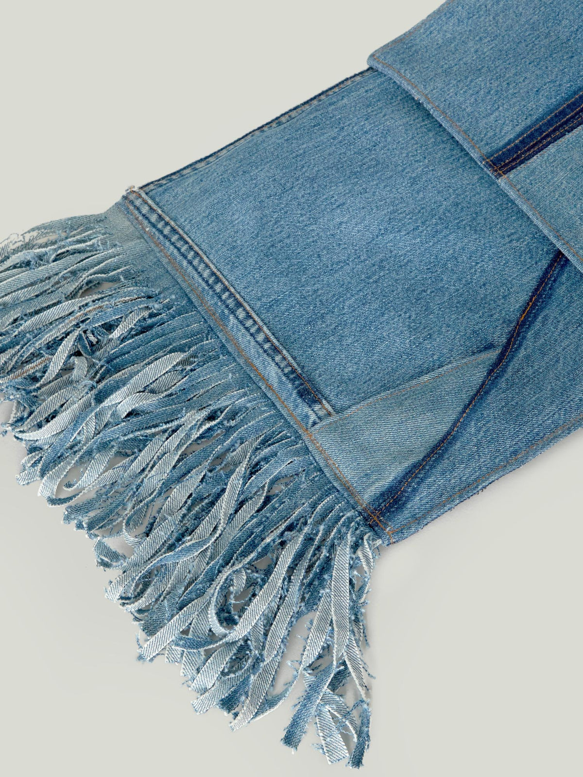 Borsa in denim rigenerato con frange Regenesi